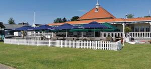 terras-met-parasol terras-met-parasol